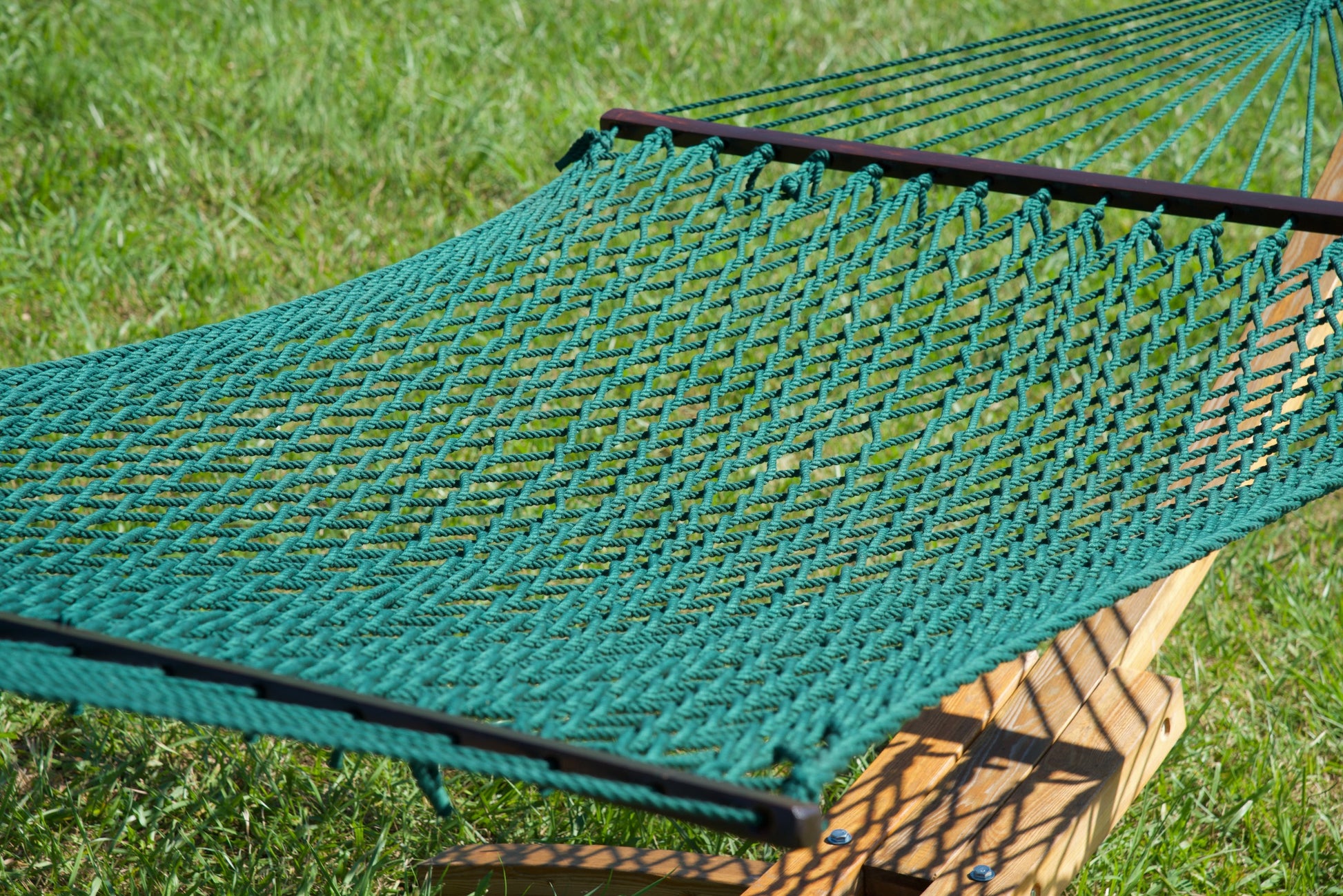 Close view of the Green polyester rope bed and wood spreader bar of the Jumbo Rope Hammock.